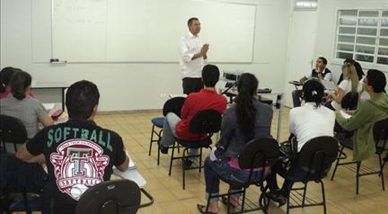 Professor Eduardo em sala de aula na Faculdade Projeção.