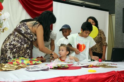 Ítalo de Souza, 3 anos, faz o sorteio e anuncia o resultado de entrega de presentes do Dias das Mães.