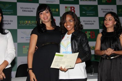 Melina Ribeiro, coordenadora-adjunta do Pronatec no Campus Taguatinga Centro, participa da entrega de certificados aos formandos.